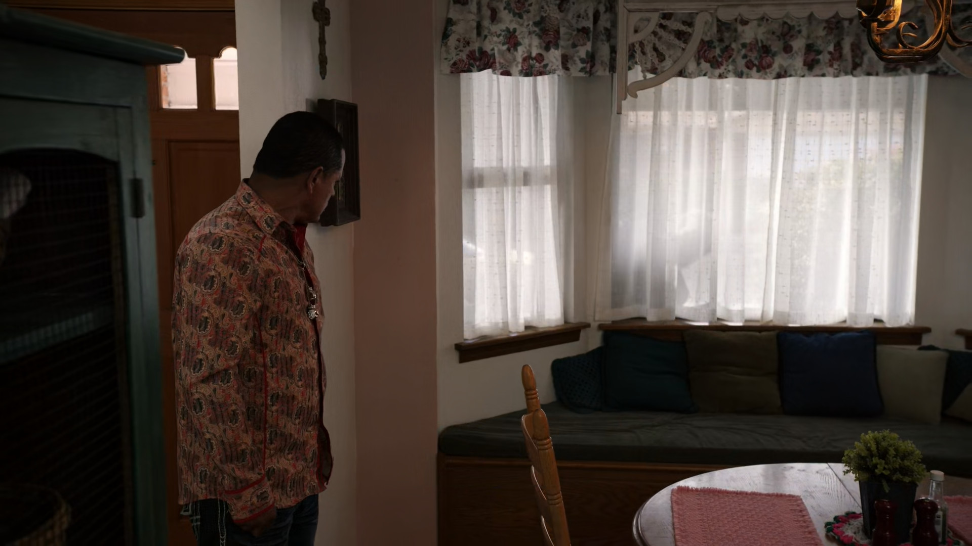 Tuco watches Saul through the window